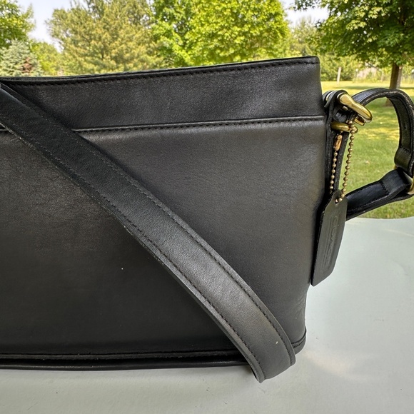 COACH Vintage Equestrian Slim Crossbody Shoulder Bag Black Leather 9802 USA Made - Picture 4 of 15